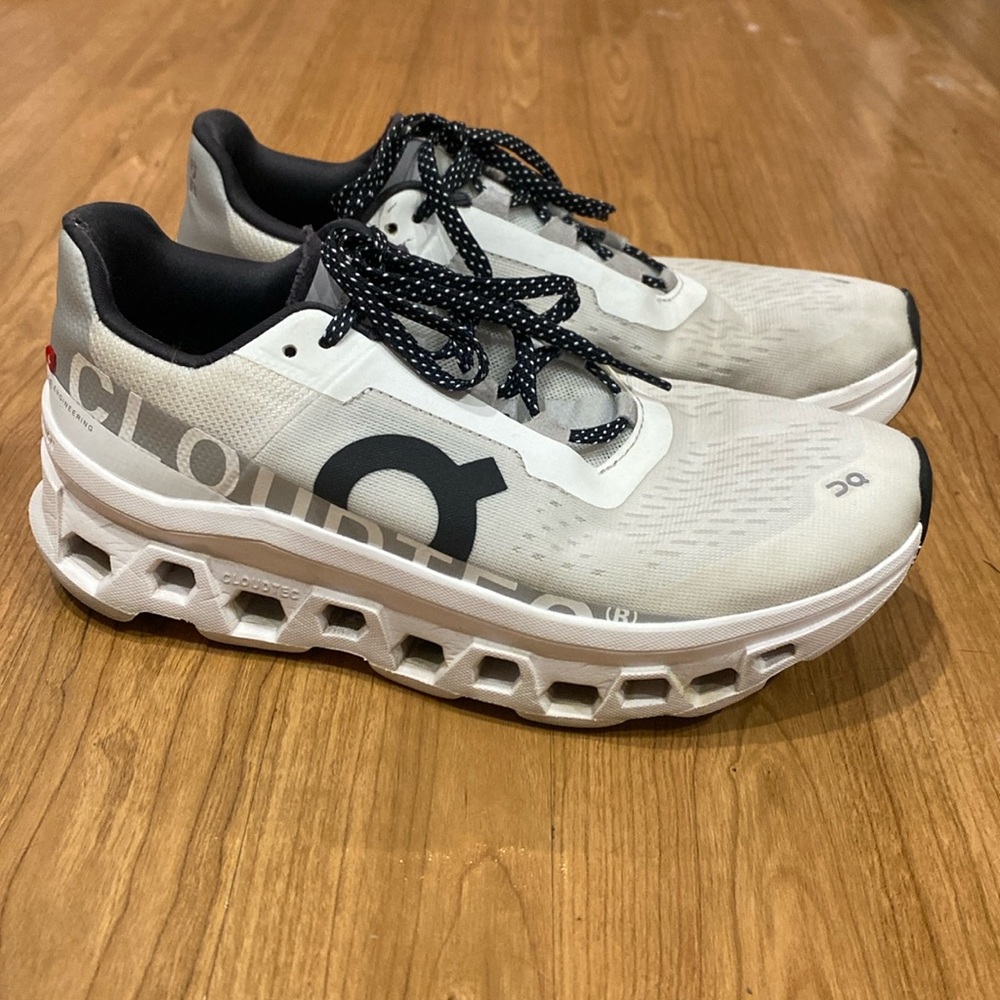 On Cloudmonster Women’s Size 8